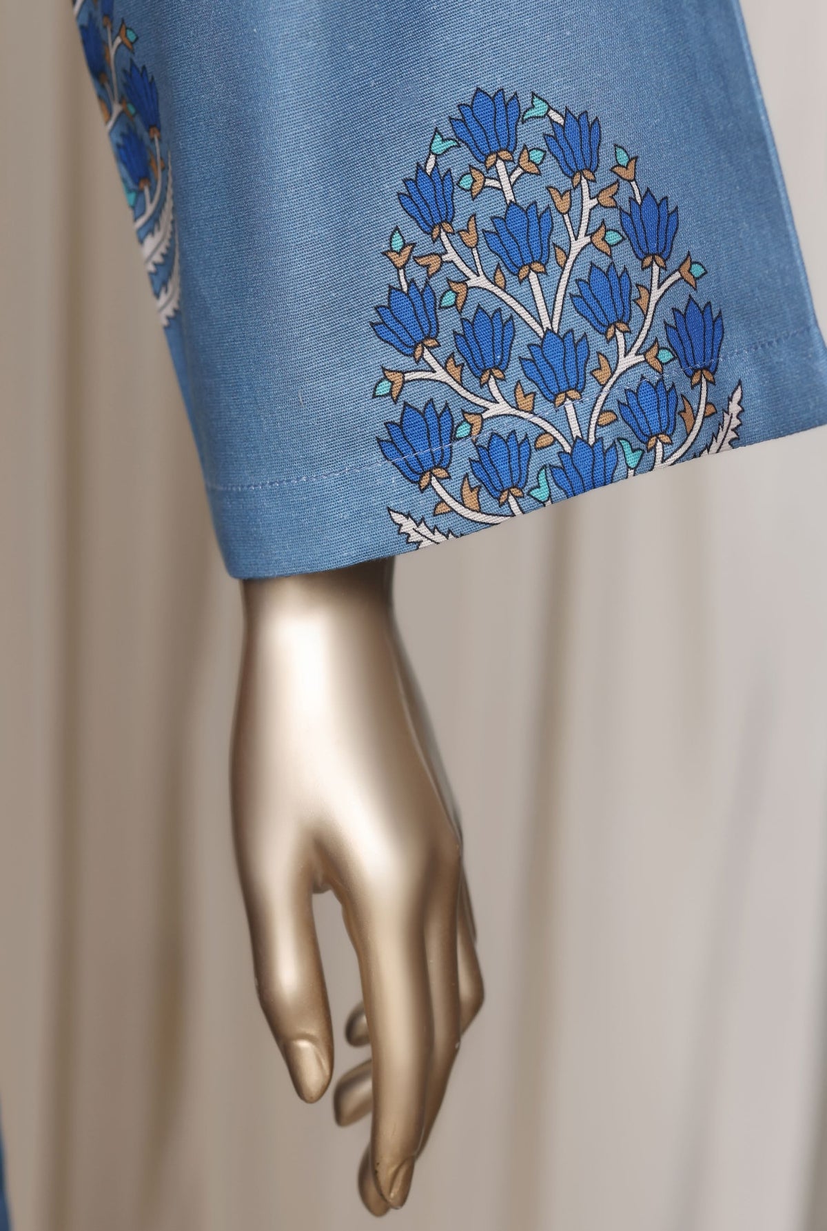 Light blue suit print detail
