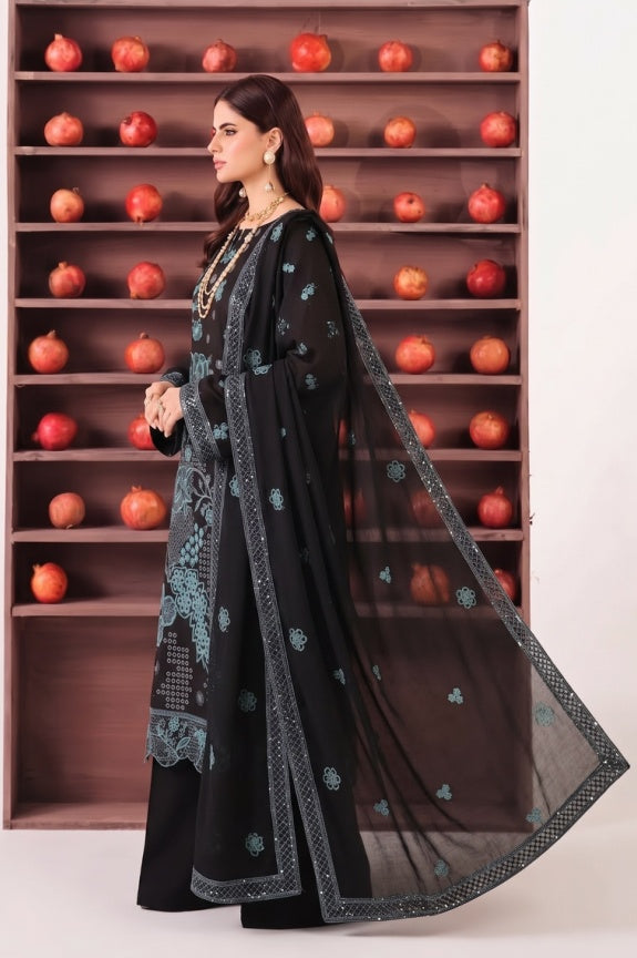 DELUXE Black embroidered suit detail