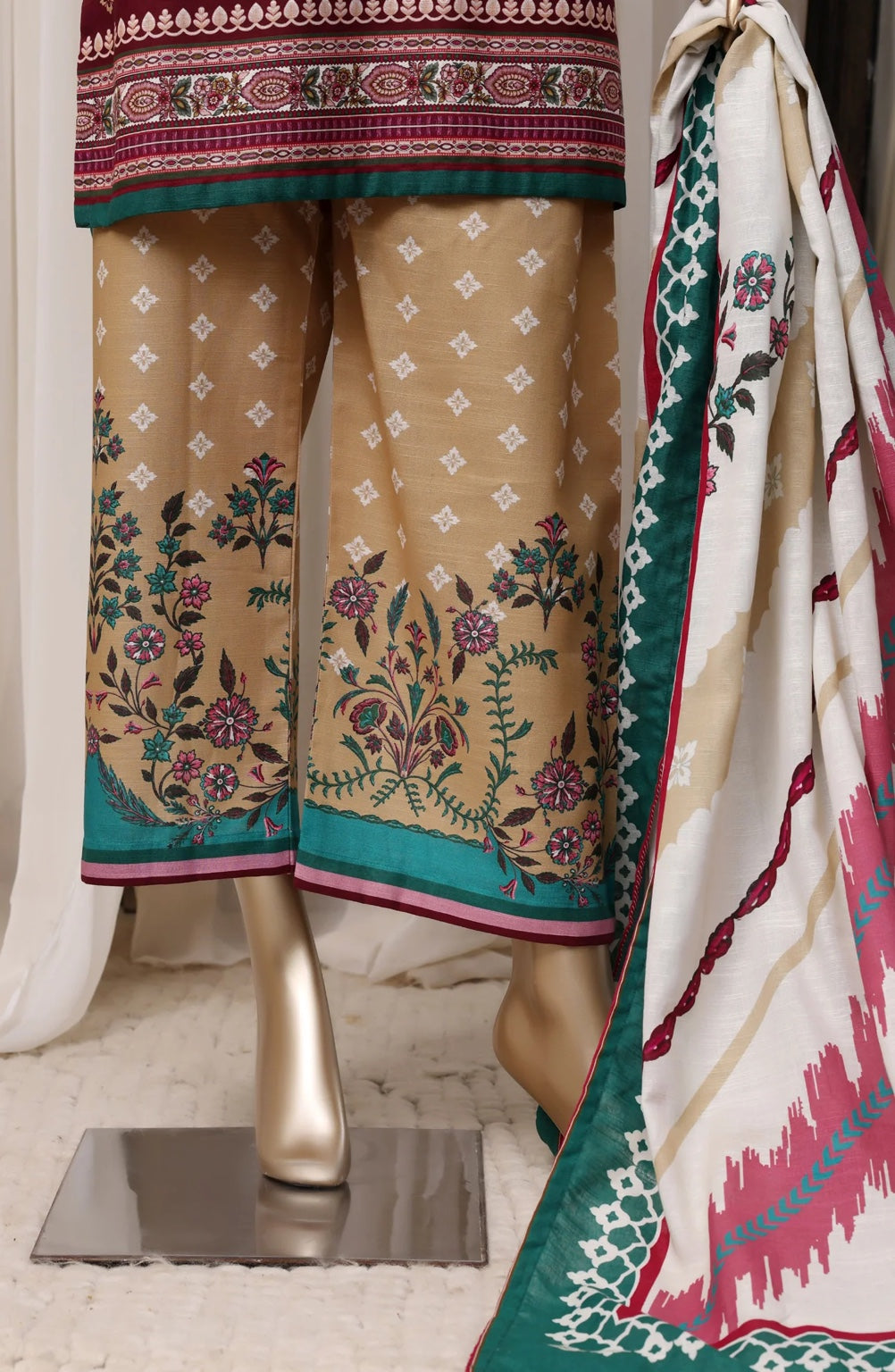 Sada Bahar khaddar suit trouser and dupatta detail
